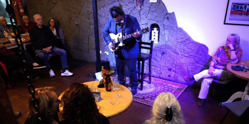 Argentinian blues guitarist Naza Gomez performing at La Guarida