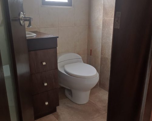 Beautiful Furnished House 4 BDR for Rent 2 Blocks from Paraíso Park - Bathroom