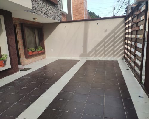 Beautiful Furnished House 4 BDR for Rent 2 Blocks from Paraíso Park - Car Parks
