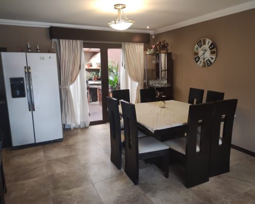 Beautiful Furnished House 4 BDR for Rent 2 Blocks from Paraíso Park - Kitchen Dining