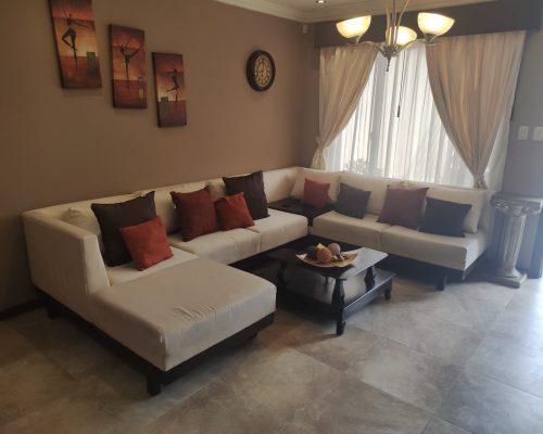 Beautiful Furnished House 4 BDR for Rent 2 Blocks from Paraíso Park - Lounge