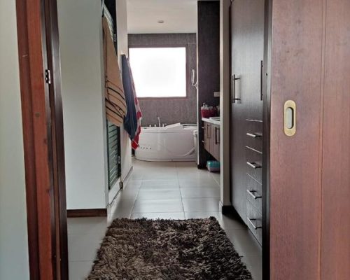 Beautiful Large House For Sale In Private Urbanization In Machangara - Bathroom