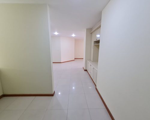 Charming 3BDR Apartment in Gringolandia (Washer and Dryer Included) - Hallway