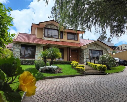 Exquisite 5bdr Luxury Home In Challuabamba (46)