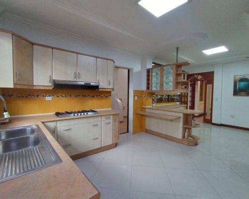 Gorgeous 4BDR Home in Premium Location Close to Tomebamba River - 11