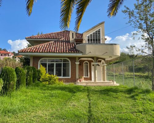 Gorgeous 4BDR Home with Large Green Area 20min from Cuenca (Pet Paradise) 5