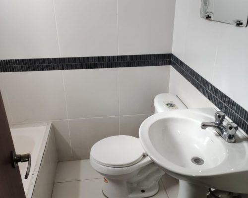 House With Spectacular View of Cuenca for Lease Near Universidad Catolica - Bathroom