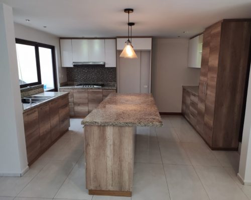 House With Spectacular View of Cuenca for Lease Near Universidad Catolica - Kitchen