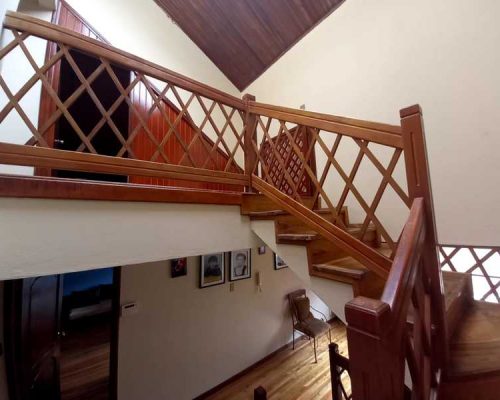 Large House For Sale In Cañaribamba Area Near González Suárez Stairs Middle