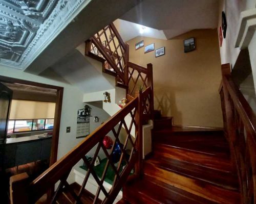 Large House For Sale In Cañaribamba Area Near González Suárez Stairs