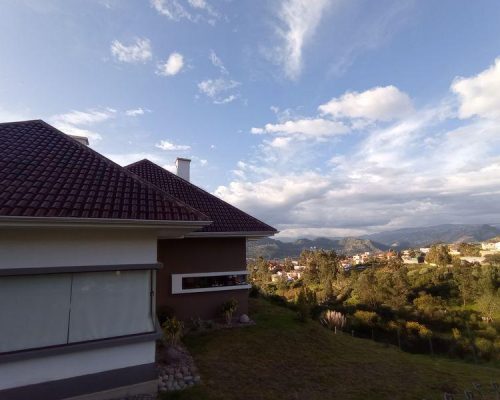 Luxurious 4BDR House with Spectacular Views in Challuabamba - Side View