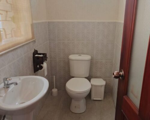Spacious 6 Bedroom Home With Large Yard & Parking 14