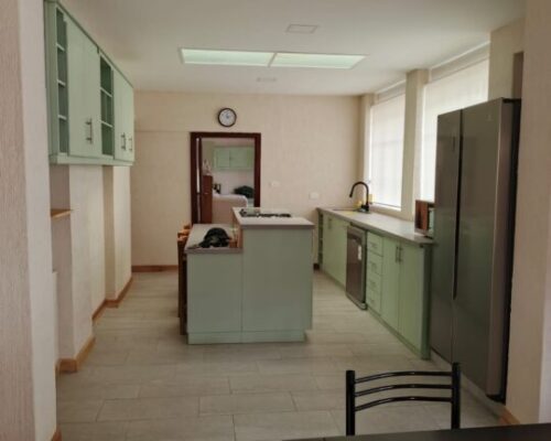 Spacious 6 Bedroom Home With Large Yard & Parking 15