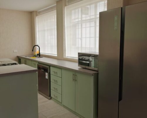 Spacious 6 Bedroom Home With Large Yard & Parking 16