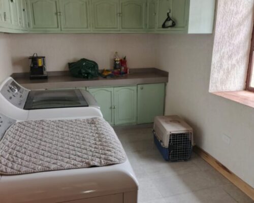 Spacious 6 Bedroom Home With Large Yard & Parking 19