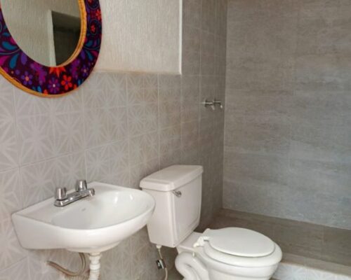Spacious 6 Bedroom Home With Large Yard & Parking 21