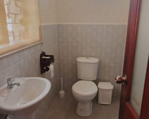 Spacious 6 Bedroom Home With Large Yard & Parking 24
