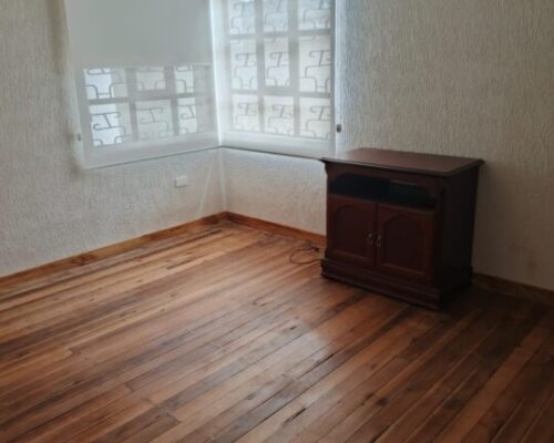 Spacious 6 Bedroom Home With Large Yard & Parking 26