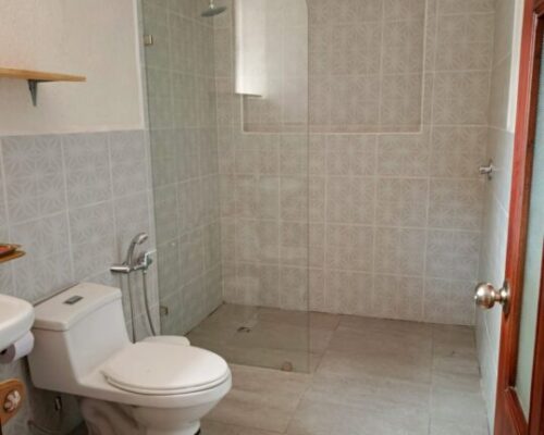 Spacious 6 Bedroom Home With Large Yard & Parking 27