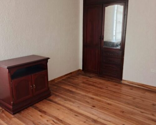 Spacious 6 Bedroom Home With Large Yard & Parking 6