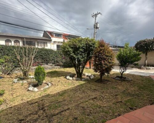Spacious 6 Bedroom Home With Large Yard & Parking 8