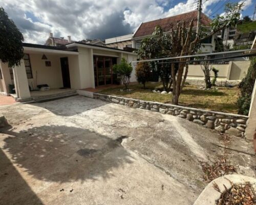 Spacious 6 Bedroom Home With Large Yard & Parking 9