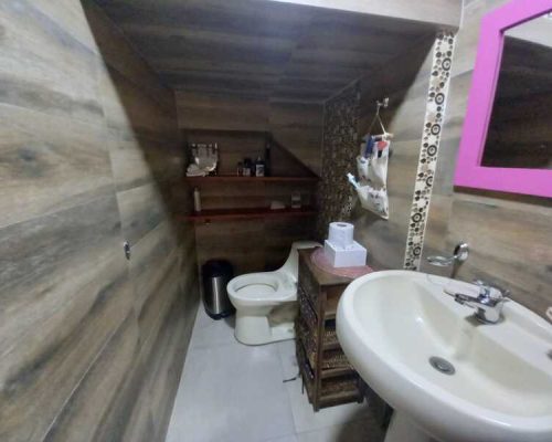 Spacious House For Sale In Downtown Cuenca - Bathroom 3