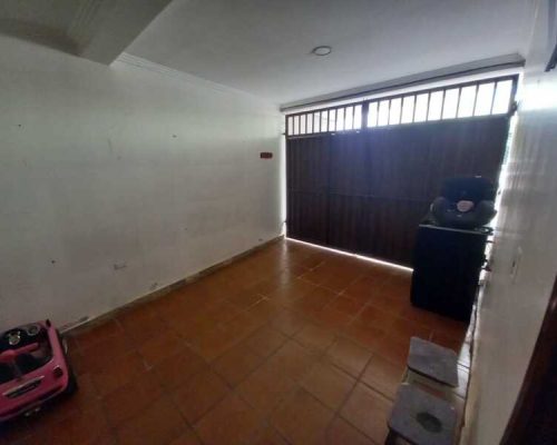 Spacious House For Sale In Downtown Cuenca - Garage