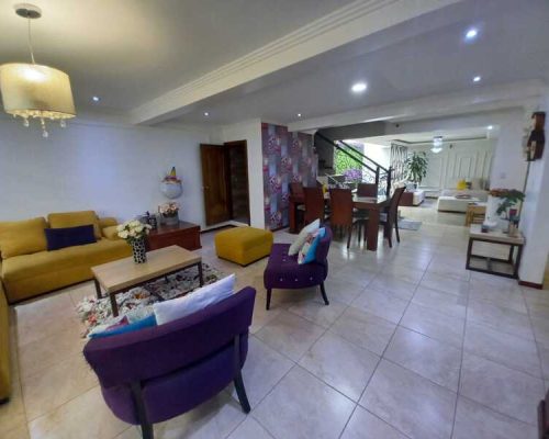 Spacious House For Sale In Downtown Cuenca - Lounge