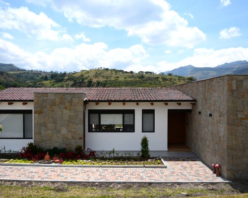 Stunning 4BDR Home in Exclusive Gated Community in Yunguilla Valley - Entrance 3