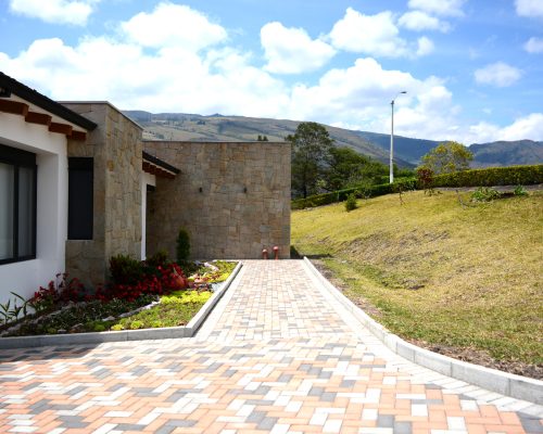 Stunning 4BDR Home in Exclusive Gated Community in Yunguilla Valley - Entrance 7