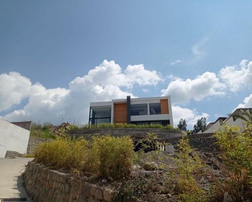 Stunning 4BRD Modern House in Turi with Panoramic Views of the City - front