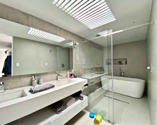 Ultra-modern 5 BDR House in Countryside bathroom