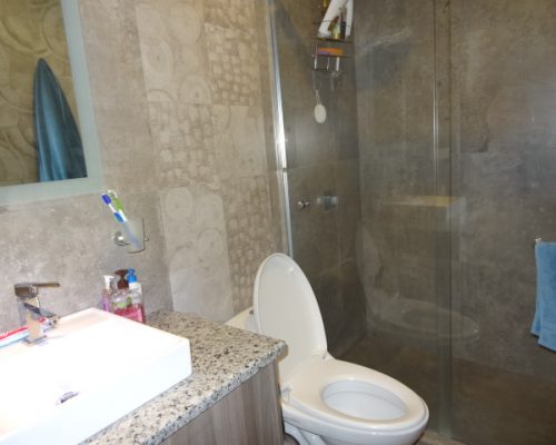 Very Affordable And Nice Apartment For Sale In The Tres Puentes Area Bathroom